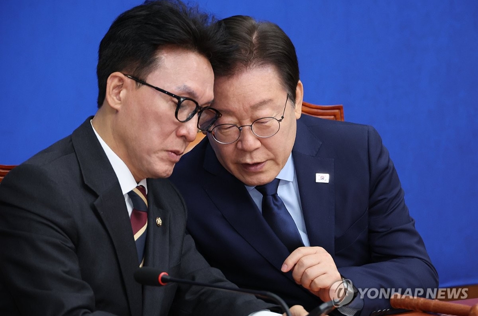 더불어민주당 이재명 대표와 '집권플랜본부' 본부장 김민석 최고위원이 10월14일 최고위원회의에서 대화를 나누고 있다. [사진=연합뉴스] 