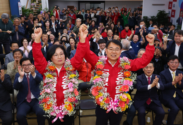 윤일현 국민의힘 금정구청장보궐선거 후보가 16일 오후 부산 금정구 선거사무소에서 당선이 유력해지자 꽃다발을 목에걸고 환호하고 있다. [사진=연합뉴스]