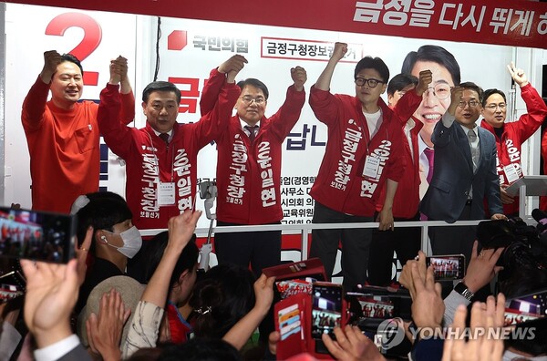 국민의힘 한동훈 대표가 15일 오후 부산 금정구 옛 롯데마트 사거리에서 윤일현 금정구청장 보궐선거 후보의 지지를 호소하는 마지막 총력 유세를 펼치고 있다. 2024.10.15 [사진=연합뉴스]