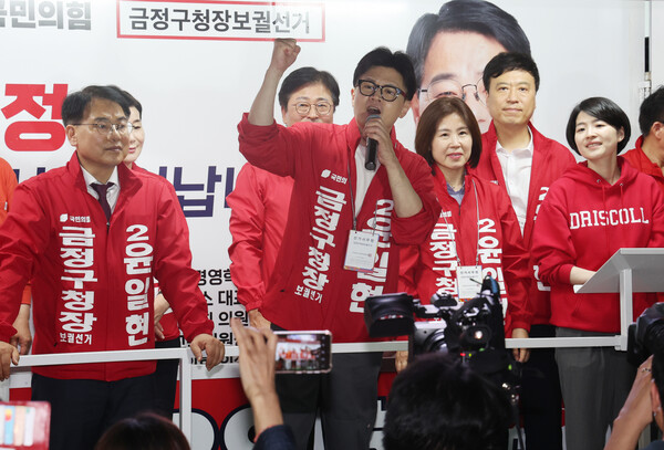 국민의힘 한동훈 대표가 15일 오후 부산 금정구 옛 롯데마트 사거리에서 윤일현 금정구청장 보궐선거 후보의 지지를 호소하는 마지막 유세를 펼치고 있다. [사진=연합뉴스]