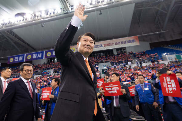 윤석열 대통령이 17일 강원도 강릉시 아이스 아레나에서 열린 2024년 바르게살기운동 전국회원대회에 참석, 청중들에게 손을 흔들며 인사하고 있다.[사진=대통령실 제공]