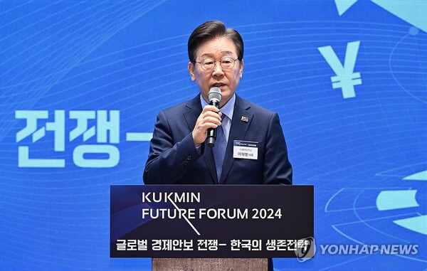 17일 여의도 국민일보 컨벤션홀에서 ’글로벌 경제안보 전쟁-한국의 생존전략'을 주제로 열린 2024 국민미래포럼에서 더불어민주당 이재명 대표가 축사를 하고 있다. 2024.10.17 [국회사진기자단] [사진=연합뉴스]