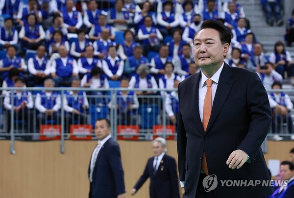 윤석열 대통령이 17일 강원도 강릉시 아이스 아레나에서 열린 2024년 바르게살기운동 전국회원대회에서 축사를 위해 단상으로 향하고 있다. 2024.10.17 [사진=연합뉴스]