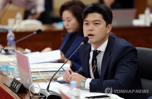 국민의힘 김용태 의원이 18일 충북대학교 개신문화관 회의실에서 열린 국회 교육위원회 충북교육청 국정감사에서 질의하고 있다. 2024.10.18 [사진=연합뉴스]