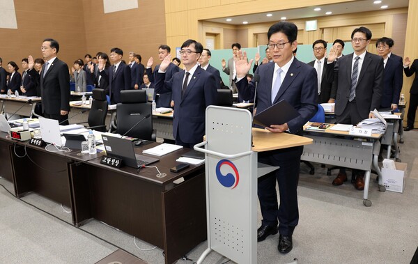 고광효 관세청장 등 정부 관계자들이 18일 오전 대전 정부대전청사에서 열린 기획재정위원회의 관세청·조달청·통계청에 대한 국정감사에서 선서하고 있다.[사진=연합뉴스]