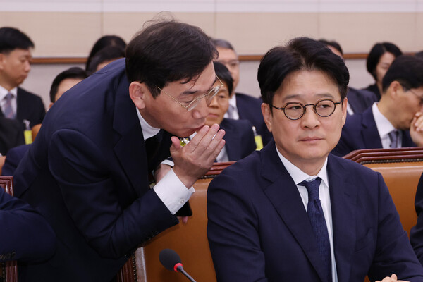  이창수 서울중앙지검장이 18일 오전 국회 법제사법위원회의 서울고검, 수원고검, 서울중앙지검 등에 대한 국정감사에서 조상원 서울중앙지검 4차장 검사의 귓속말을 듣고 있다. [사진=연합뉴스]