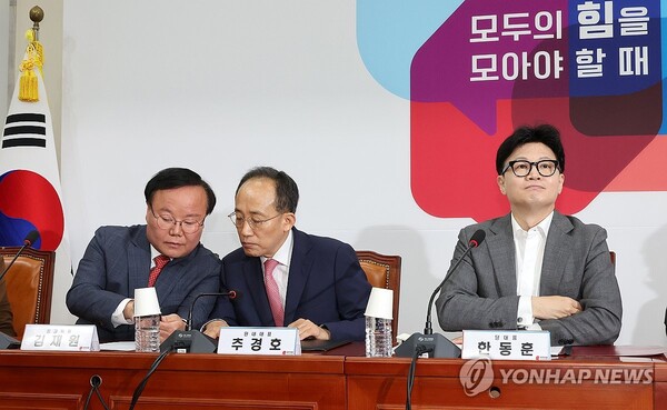 국민의힘 추경호 원내대표(가운데)와 김재원 최고위원이 14일 오전 국회에서 열린 최고위원회의에 입장해 대화하고 있다. 오른쪽은 한동훈 대표. 2024.10.14 [사진=연합뉴스]