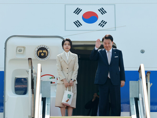 윤석열 대통령과 부인 김건희 여사가 10일 경기 성남 서울공항에서 투르크메니스탄, 우즈베키스탄, 카자흐스탄 등 중앙아시아 3개국 방문차 출국하며 전용기인 공군 1호기에 올라 인사하고 있다.[사진=연합뉴스]