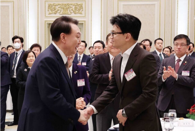 21일 오후 윤석열-한동훈 회동이 열린다. '김건희 3대해법'에 대한 합의점이 나올지 주목된다. 사진은 지난 1월3일 청와대 영빈관에서 열린 '2024년 신년 인사회'에서 윤석열 대통령과 한동훈 당시 국민의힘 비상대책위원장이 인사하고 있다. [사진=연합뉴스]