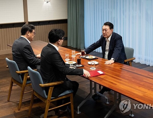 21일 용산 대통령실에서 가진 윤 대통령과 한 대표 면담 장면  대통령과 여당 대표의 회동이 마치 검사 취조하듯, 교장 훈시하듯 보여 '한동훈 의전 홀대론'이 파장이 거세다. [사진=연합뉴스]