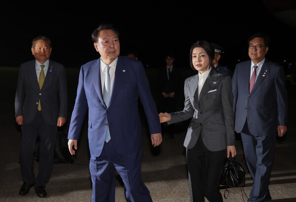 윤석열대통령과 부인 김건희 여사가 투르크·카자흐·우즈베크 중앙아시아 3개국 국빈 방문을 마치고 16일 새벽 경기 성남 서울공항으로 귀국하고 있다.[연합뉴스]