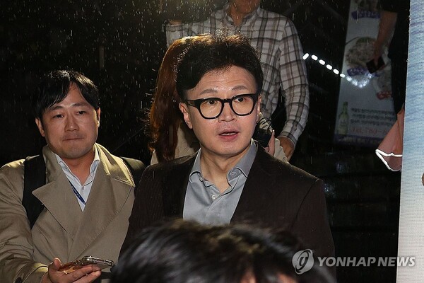 국민의힘 한동훈 대표가 22일 오후 서울 여의도의 한 식당에서 국민의힘 의원들과 만찬 회동을 마치고 나오고 있다. 2024.10.22 [사진=연합뉴스]