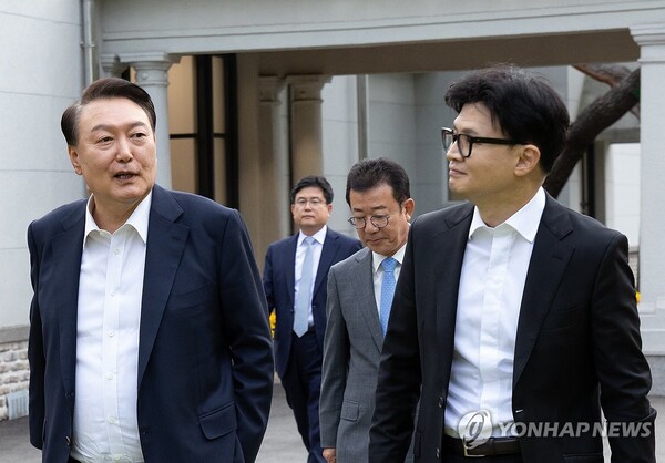 윤-한 '빈손회동'으로 윤석열 대통령과 한동훈 대표가 '각자도생'을 택했다는 분석이 나오고 있다. 사진은 21일 윤 대통령과 한 대표의 용산 회동. [사진=연합뉴스]