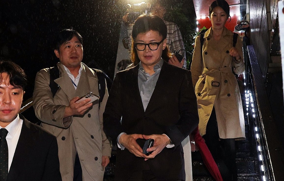 '윤한 빈손회동 다음날인 22일 한동훈 대표는 친한계 의원 22명과 '번개 만찬'을 갖고 용산 회동 이후 정국 대응책을 논의했다. 사진은 만찬을 하고 나오는 한동훈 대표 [사진=연합뉴스]