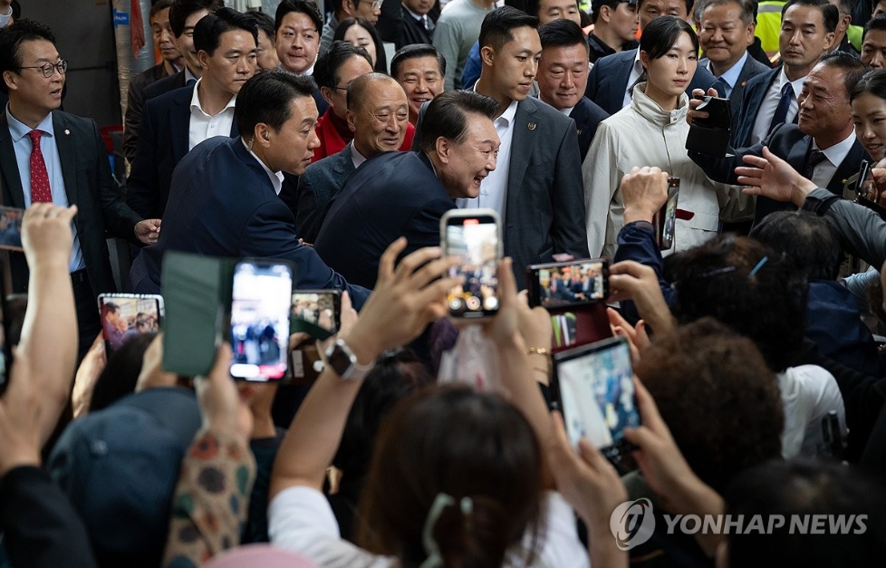 윤 대통령이 22일 저녁 부산 동구 초량시장에서 부산시민과 만나고 있다. [사진=연합뉴스]