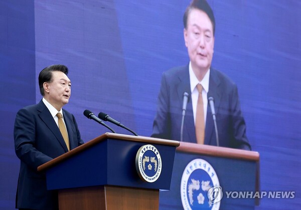 윤석열 대통령이 22일 부산항국제전시컨벤션센터(BPEX)에서 열린 '27회 IAVE 2024 부산세계자원봉사대회' 개회식에서 축사를 하고 있다. 2024.10.22 [사진=연합뉴스]