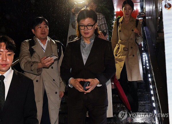 국민의힘 한동훈 대표가 22일 오후 서울 여의도의 한 식당에서 국민의힘 의원들과 만찬 회동을 마치고 나오고 있다. 2024.10.22 [사진=연합뉴스]