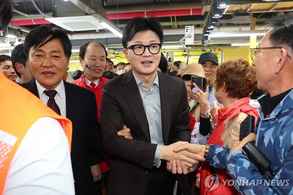 국민의힘 한동훈 대표가 22일 오후 인천 강화군 강화풍물시장을 방문, 10·16 재보궐선거에서 당선된 박용철 강화군수와 함께 시민들에게 당선 감사 인사를 하고 있다. 2024.10.22 [사진=연합뉴스]