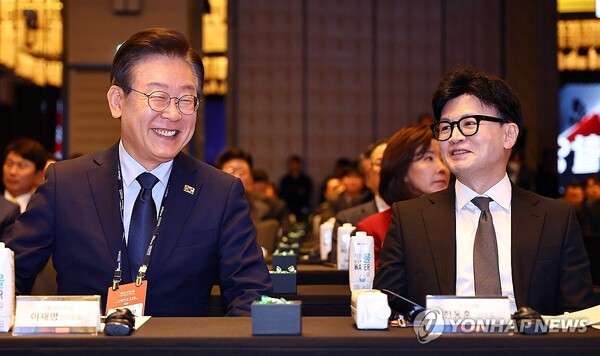 23일 중앙포럼 참석한 이재명 대표와 한동훈 대표 [사진=연합뉴스]