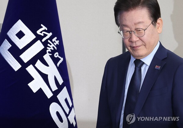 더불어민주당 이재명 대표가 21일 국회에서 열리는 최고위원회의에 입장하고 있다. [사진=연합뉴스]