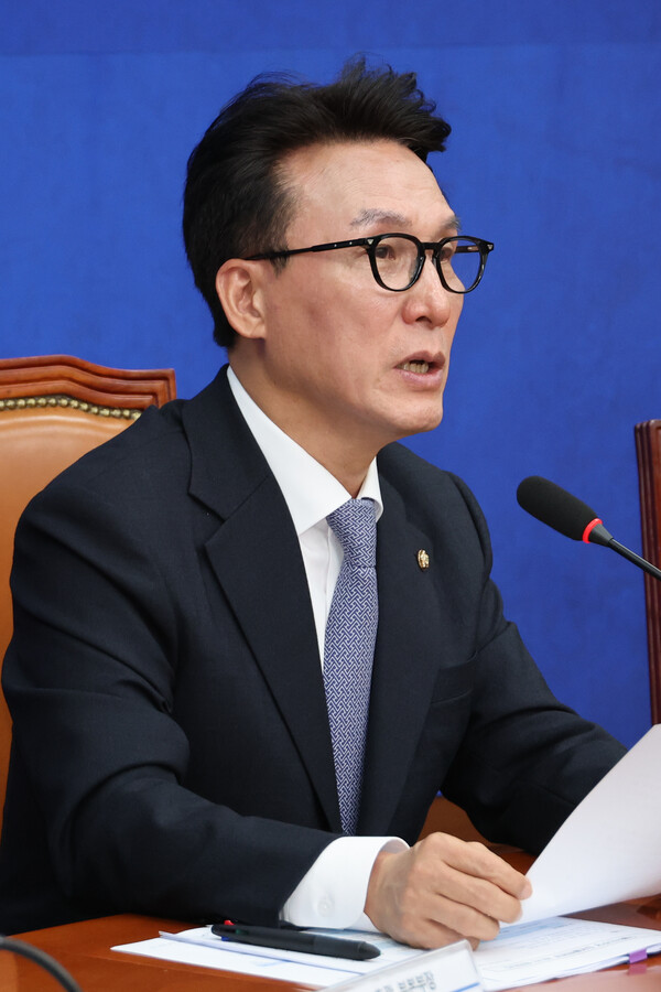 더불어민주당 김민석 수석최고위원이 25일 기자간담회를 갖고 한기호 의원이 신원식 국가안보실장간에 보낸 문자에 대해 "윤석열 정부가 계엄 준비를 하고 있다"고 주장했다. [사진=연합뉴스]