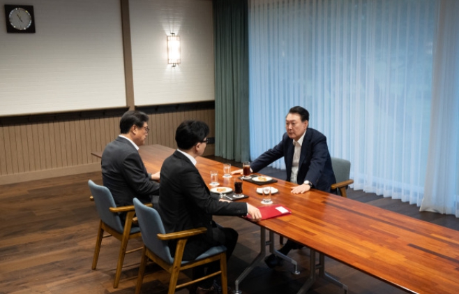 지난 21일 윤석열 대통령-한동훈 대표의 용산 회동. '취조같다''훈시같다'는 '의전 홀대'의 이 한장의 사진으로 '윤-한'은 각자의 길로 들어서고 있다. 양측은 세력대결의 전운이 드리우고 있다. [사진=대통령실 제공]