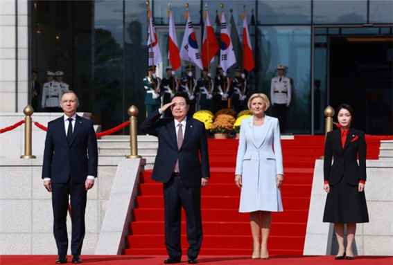 윤석열 대통령과 김건희 여사가 24일 서울 용산 대통령실 앞 잔디마당에서 열린 안제이 두다 폴란드 대통령 국빈 방한 공식 환영식에 두다 대통령 부부와 함께 자리하고 있다. [사진=연합뉴스]