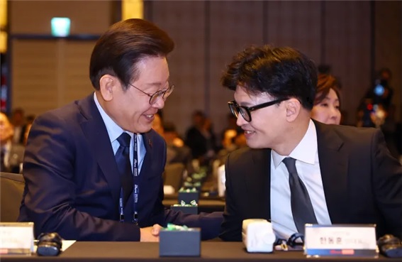 한동훈 국민의힘 대표와 이재명 더불어민주당 대표가 23일 서울 종로구 포시즌스호텔에서 열린 중앙포럼에서 인사하고 있다. [사진=국회사진기자단]