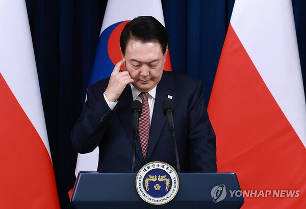 윤석열 대통령이 24일 서울 용산 대통령실에서 열린 안제이 두다 폴란드 대통령과의 한·폴란드 공동언론발표에서 두다 대통령의 발언을 들으며 생각에 잠겨 있다. 2024.10.24 [사진=연합뉴스]