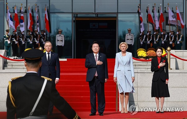 윤석열 대통령과 김건희 여사가 24일 서울 용산 대통령실 앞 잔디마당에서 열린 안제이 두다 폴란드 대통령 국빈 방한 공식 환영식에서 국기에 경례하고 있다. 2024.10.24 [사진=연합뉴스]