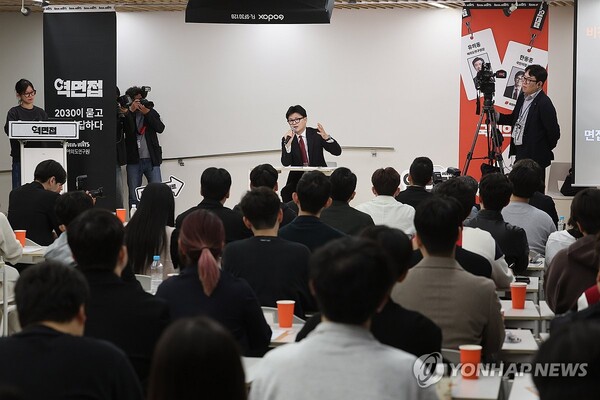 국민의힘 한동훈 대표가 27일 오후 서울 성동구 성수동 인근에서 열린 '역면접x국민의힘, 2030이 묻고 정당이 답하다' 행사에서 발언하고 있다. 2024.10.27 [사진=연합뉴스]