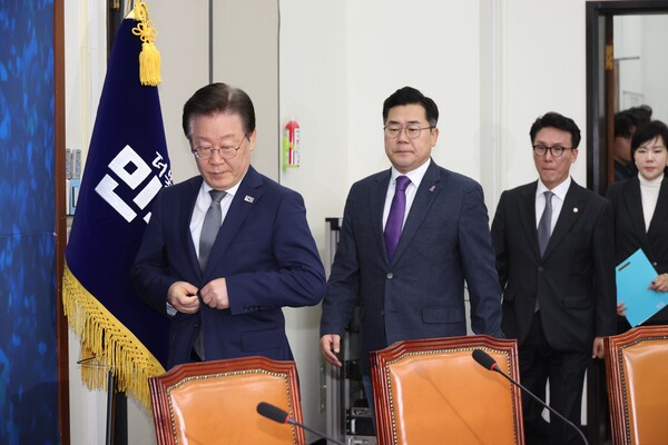 더불어민주당 이재명 대표와 더불어민주당 박찬대 원내대표가 28일 서울 여의도 국회에서 열린 최고위원회의에 입장하고 있다. [사진=연합뉴스]