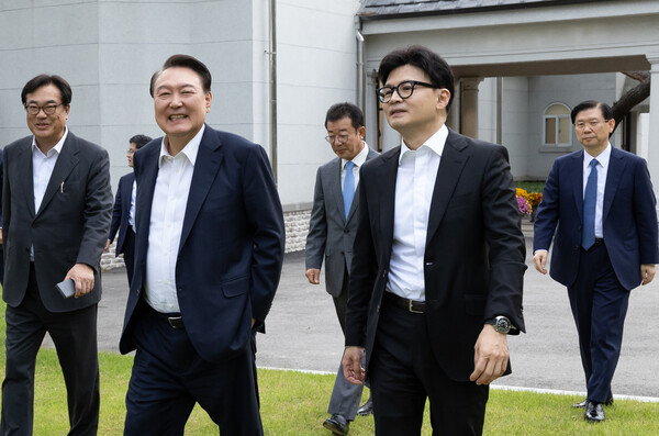 윤석열 대통령이 21일 서울 용산 대통령실에서 국민의힘 한동훈 대표를 만나 대화하며 차담 장소로 이동하고 있다. [사진=연합뉴스]