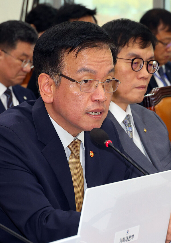 최상목 경제부총리 겸 기획재정부 장관이 29일 오전 국회에서 열린 기획재정위원회 국정감사에서 의원 질의에 답하고 있다. [사진=연합뉴스]