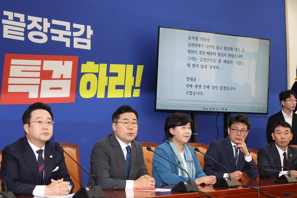 더불어민주당 박찬대 원내대표(왼쪽 두 번째)가 31일 서울 여의도 국회에서 윤석열 대통령과 명태균씨의 녹취 파일을 공개하고 있다. [사진=연합뉴스]