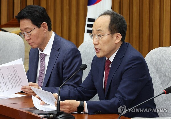 국민의힘 추경호 원내대표(오른쪽)가 1일 오전 국회에서 열린 국정감사대책회의에서 발언하고 있다. 2024.11.1[사진=연합뉴스]