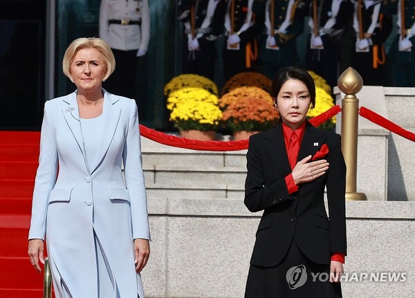 윤석열 대통령의 부인 김건희 여사가 24일 서울 용산 대통령실 앞 잔디마당에서 열린 안제이 두다 폴란드 대통령 국빈 방한 공식 환영식에서 아가타 코른하우저 두다 여사와 함께 자리하고 있다. 2024.10.24 [사진=연합뉴스]