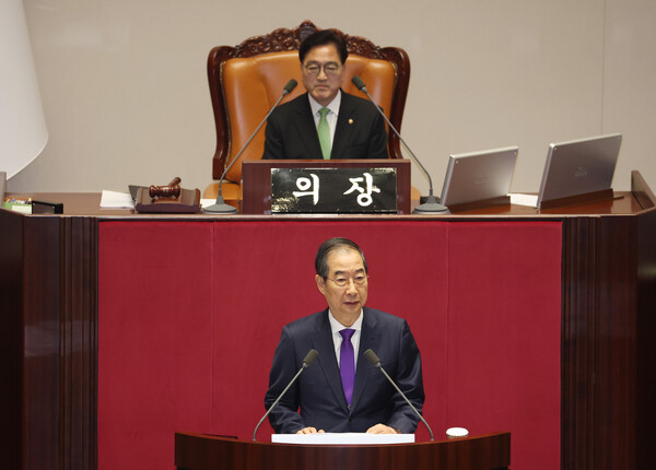 한덕수 국무총리가 4일 국회에서 열린 본회의에서 2025년도 예산안 및 기금운용계획안에 대한 대통령 시정연설을  대독하고 있다.[사진=연합뉴스]