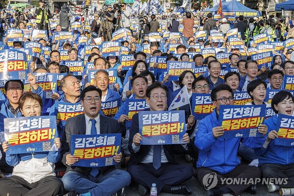 더불어민주당 이재명 대표와 박찬대 원내대표를 비롯한 의원들이 2일 서울 중구 서울역 일대에서 더불어민주당 주최로 열린 김건희 윤석열 국정농단 규탄·특검 촉구 국민행동의 날에서 구호를 외치고 있다.[사진=연합뉴스]