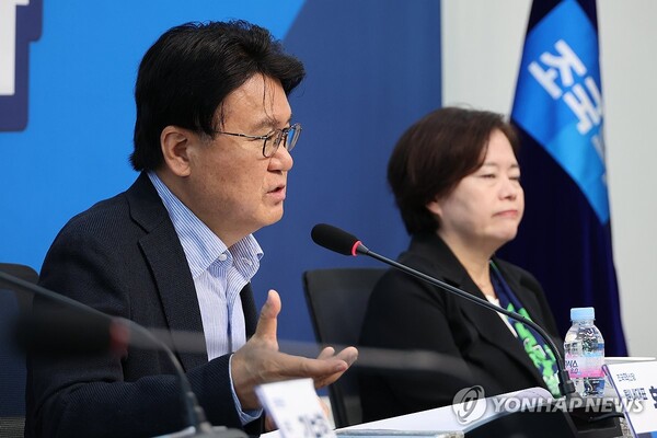 조국혁신당 황운하 원내대표가 3일 오전 서울 여의도 국회에서 열린 기자간담회에서 11월 원내 운영 전략과 관련한 대여 공세 기조 등을 밝히고 있다.[사진=연합뉴스]