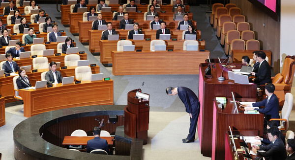 한덕수 국무총리가 4일 오전 국회에서 열린 본회의에서 2025년도 예산안 및 기금운용계획안에 대한 시정연설에 앞서 인사하고 있다. [사진=연합뉴스]