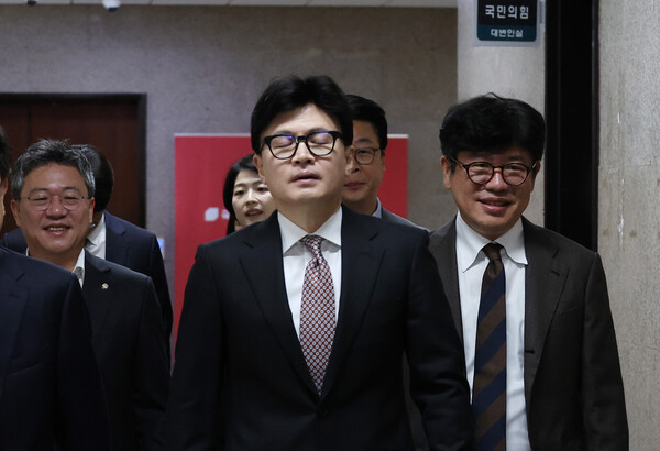 국민의힘 한동훈 대표(가운데)가 4일 오전 국회에서 열린 최고위원회의에 참석하기 위해 이동하고 있다. [사진=연합뉴스]