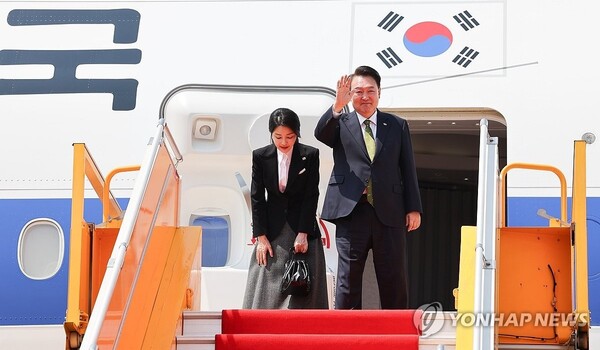한일 정상회담과 아세안 정상회의 관련 일정을 마친 윤석열 대통령과 부인 김건희 여사가 11일(현지시간) 라오스 비엔티안 왓타이 국제공항에서 귀국하기 전 전용기인 공군 1호기에 올라 손흔들어 인사하고 있다. 2024.10.11 [사진=연합뉴스]