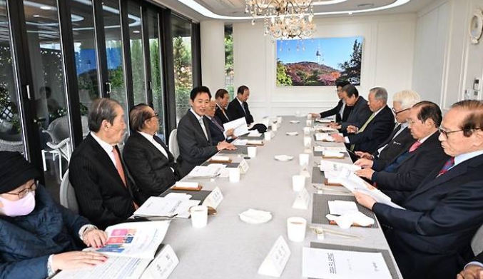 오세훈 서울시장이 4일 파트너스하우스에서 국민의힘 상임고문단과 오찬 간담회를 갖고 서울시의 미래 발전 방안과 여당의 역할 등에 대해 의견을 나누고 있다.[사진=서울시 제공]