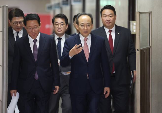 추경호 원내대표를 비롯한 친윤ㄱ뎨 3선중진 의원들이 4일 비공개 간담회를 갖고 '당과 대통령실의 변화' 필요성에 의견을 모았다. 사진은 4일 추경호 원내대표가 최고위원회 참석하고 있다.  [사진=연합뉴스]