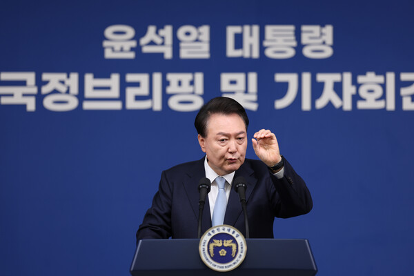 윤석열 대통령이 지난 8월 29일 오전 서울 용산 대통령실 청사 브리핑실에서 열린 국정브리핑 및 기자회견에서 취재진의 질문에 답하고 있다.[사진=연합뉴스]