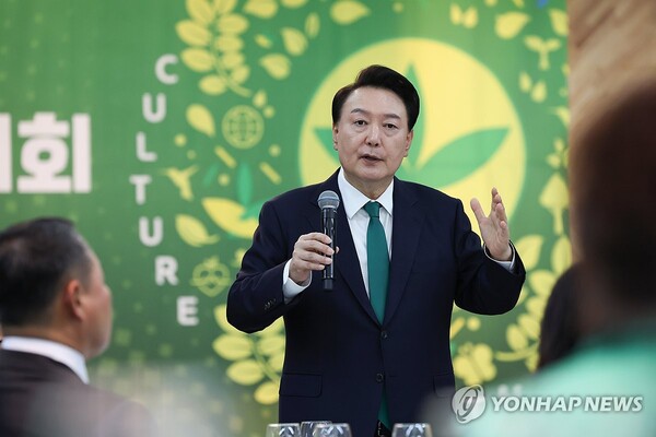 윤석열 대통령이 5일 경기도 고양 킨텍스에서 열린 '2024 전국새마을지도자대회'에 참석한 뒤 오찬 자리에서 새마을 지도자들을 격려하며 발언하고 있다. 2024.11.5 [대통령실 제공. 재판매 및 DB 금지] [사진=연합뉴스]