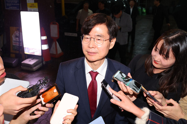 국민의힘 조경태 의원이 22일 오후 서울 여의도의 한 식당에서 한동훈 대표와 친한계 의원 만찬 회동을 마친 후 취재진 질의에 답하고 있다. 2024.10.22 [사진=연합뉴스]