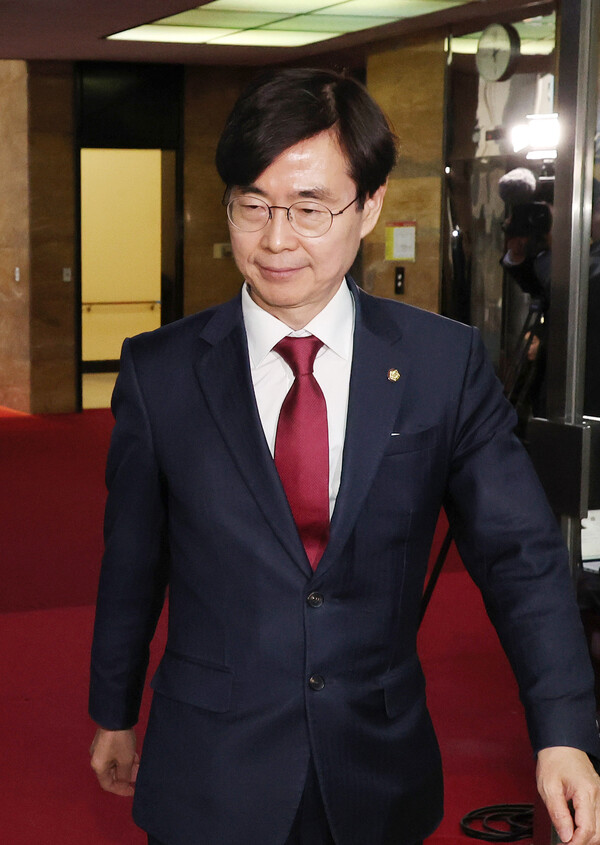 국민의힘 조경태 의원이 6일 오후 국회에서 열린 한동훈 대표와의 5∼6선 의원 간담회에 참석하기 위해 당 대표실로 이동하고 있다. [사진=연합뉴스]