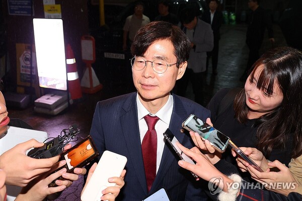 취재진 질문에 답하는 조경태 의원 [사진=연합뉴스]